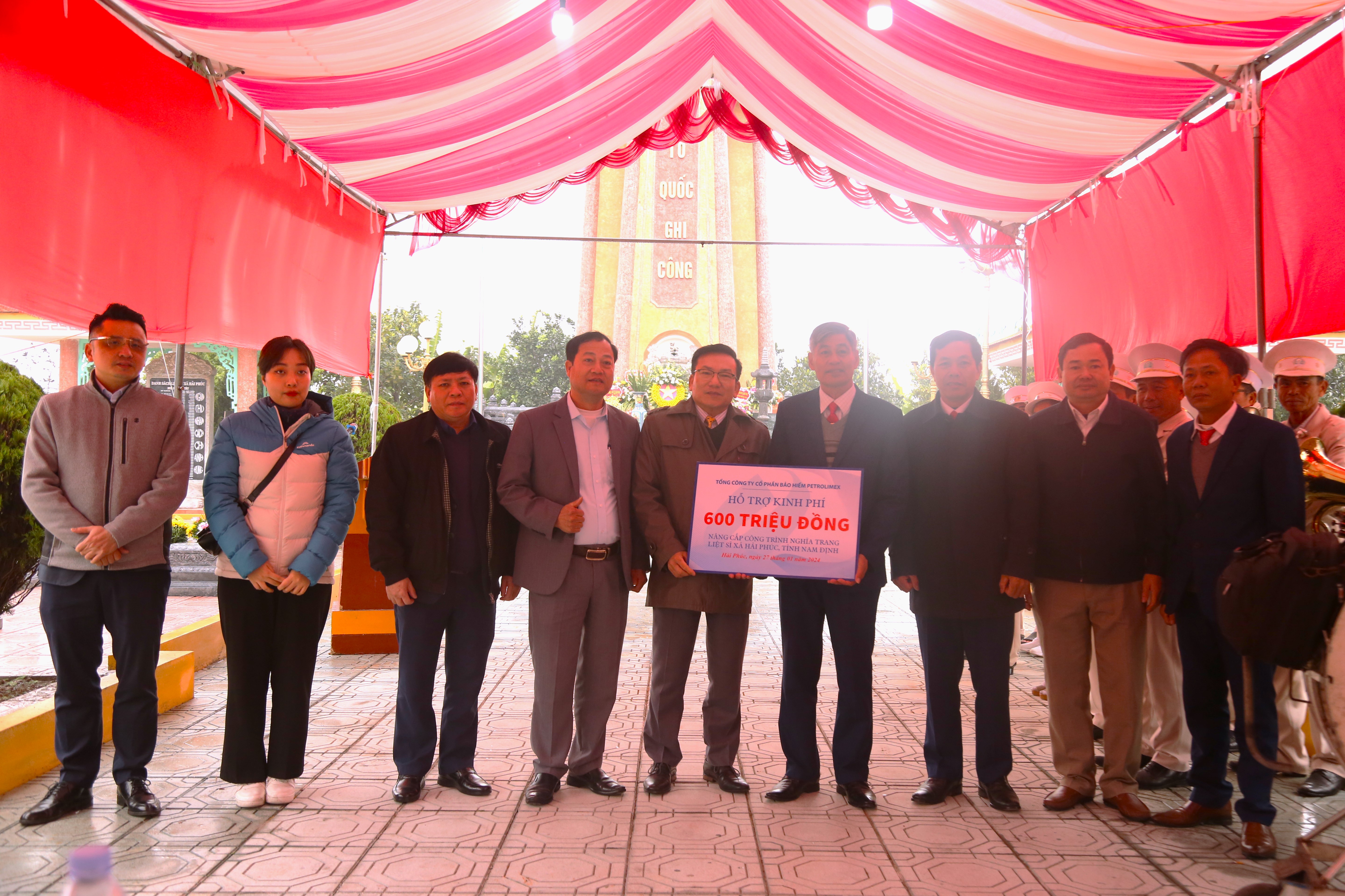 Bảo hiểm PJICO tham dự lễ dâng hương hoàn thành nâng cấp công trình nghĩa trang liệt sỹ xã Hải Phúc, Huyện Hải Hậu, tỉnh Nam Định.