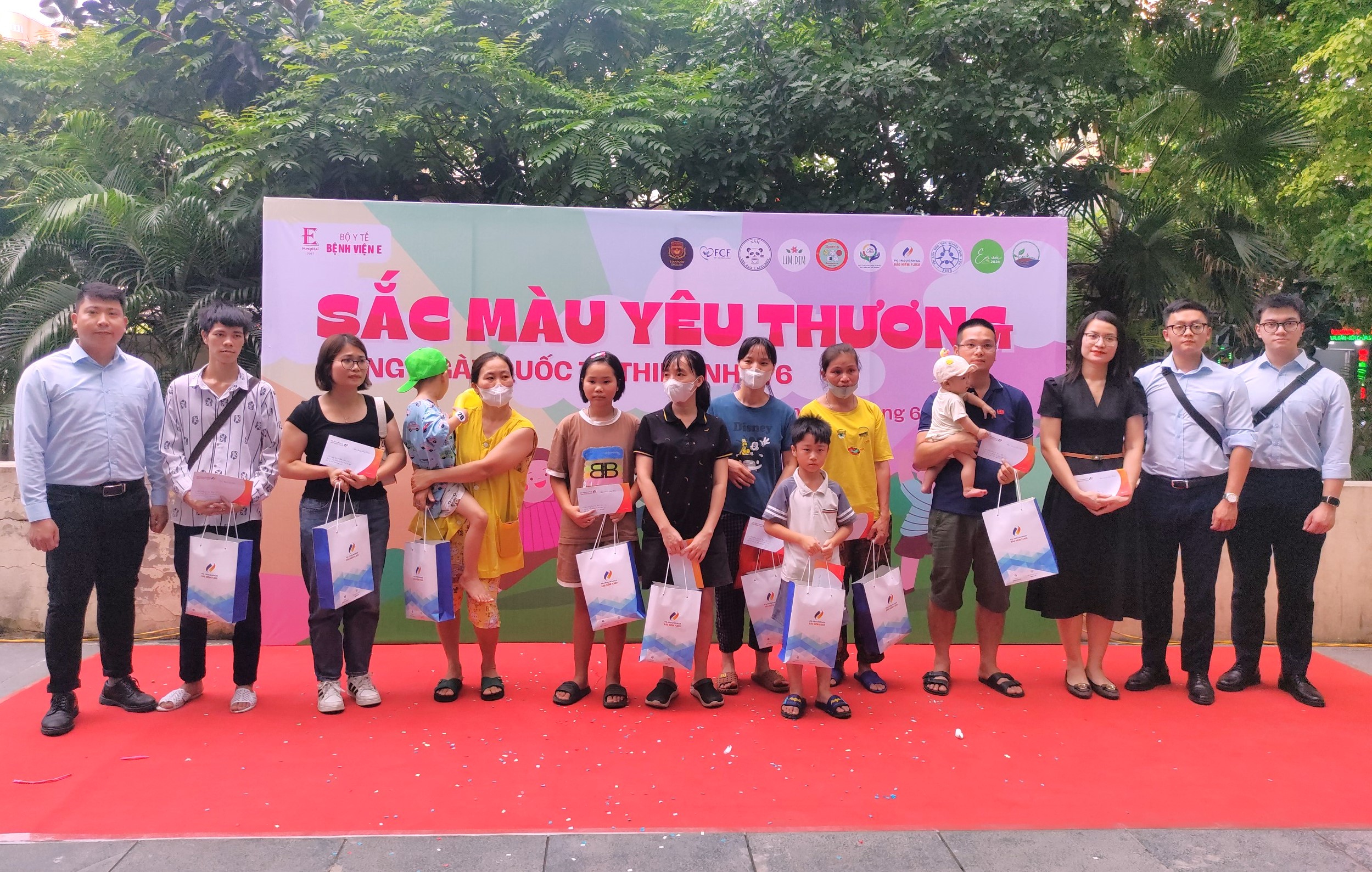 Bảo hiểm PJICO trao tặng quà cho bệnh nhi tại Bệnh viện E