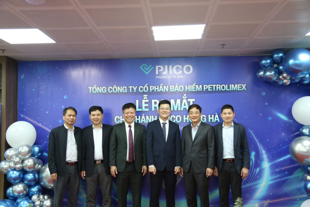 Ban Lãnh đạo PJICO chụp ảnh cùng GĐ PJICO Hồng Hà