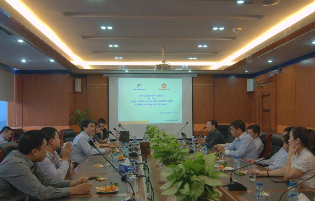 Tập đoàn Vingroup tặng sách cho PJICO