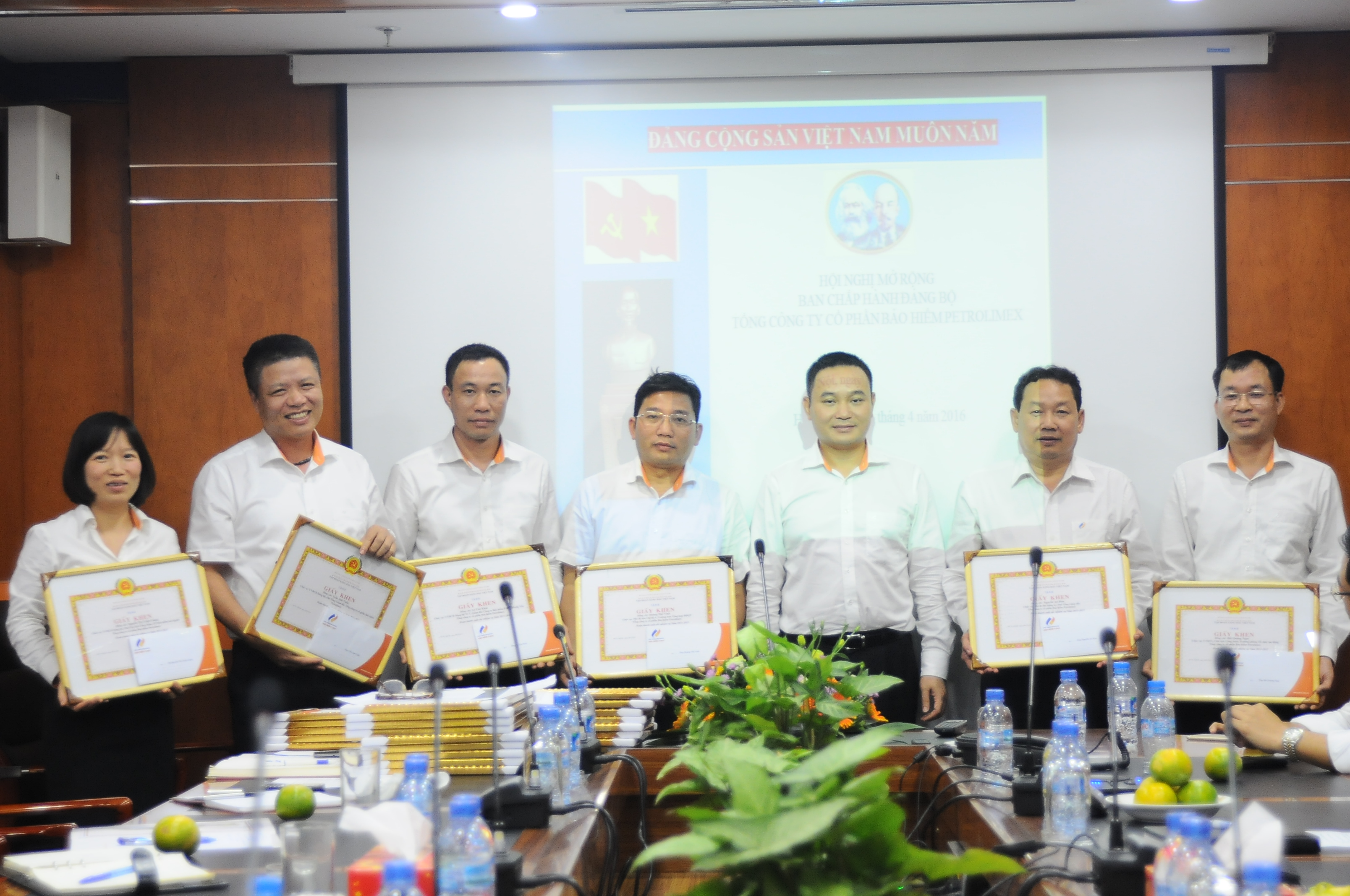 Khen thưởng tổ chức Đảng và Đảng viên xuất sắc năm 2015